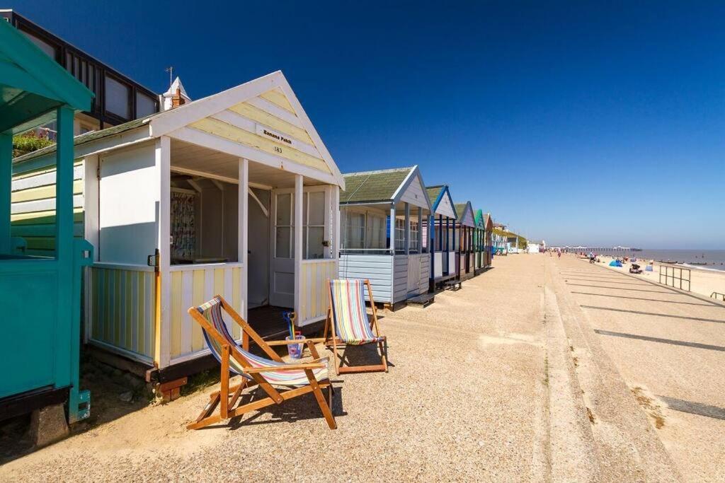 Covehithe House-Coastal Luxury- Sleeps 12-With Huge Swimspa! Wrentham Eksteriør bilde